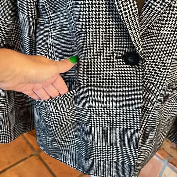 Bloomingdale’s black, white, and silver threaded wool blazer, size 12P! - Picture 3 of 10